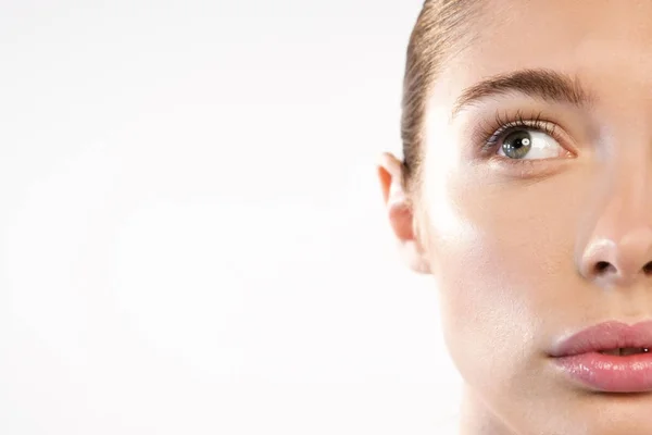 Imagen Recortada Mujer Con Piel Cara Perfecta Mirando Lado Izquierdo — Foto de Stock