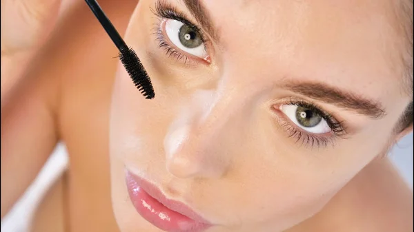 Εσωτερικη Πορτρέτο Γυναίκας Τέλεια Όψη Δέρματος Και Μακιγιάζ Εφαρμόζοντας Μάσκαρα — Φωτογραφία Αρχείου