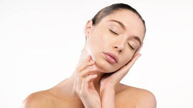 kameraya bakarak ve dokunmadan mükemmel yüz cilt ile beyaz bir kadın portresi 