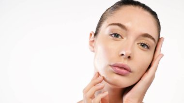 kameraya bakarak ve yüz mükemmel deri ile temas beyaz bir kadın portresi