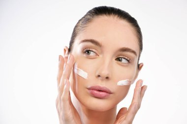 nemlendirici krem yüzünde uygulama beyaz bir kadın portresi 