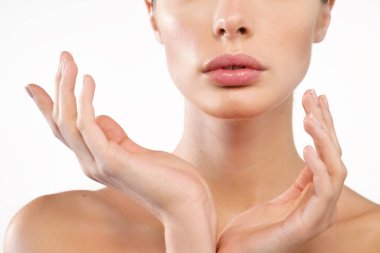 kameraya bakarak mükemmel yüz cilt ile güzel beyaz kadının resim kırpılmış