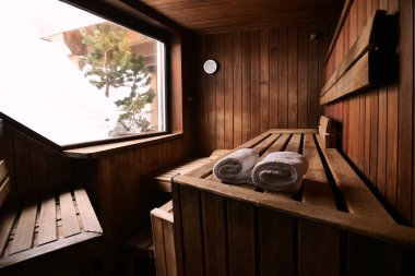 Dağ Ahşap sauna ile hangi dinlenmek büyük bir pencere konumunu. Kavram: iç tasarım, gevşeme, sauna, spa