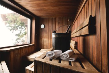 Dağ Ahşap sauna ile hangi dinlenmek büyük bir pencere konumunu. Kavram: iç tasarım, gevşeme, sauna, spa