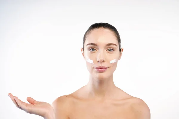 Mujer Con Crema Hidratante Las Mejillas Faciales — Foto de Stock