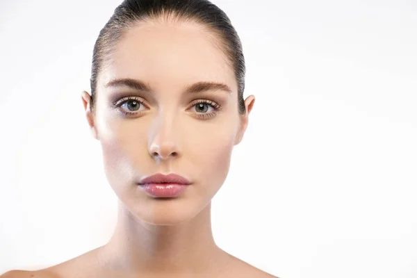 Retrato Mujer Morena Caucásica Con Piel Cara Perfecta Maquillaje Mirando —  Fotos de Stock