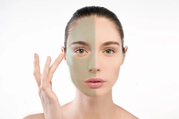 Mulher Aplicando Envelhecimento Rugas Máscara Facial — Fotografia de Stock