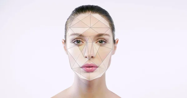 白人女性の顔とホログラムの幾何学的図形 — ストック写真