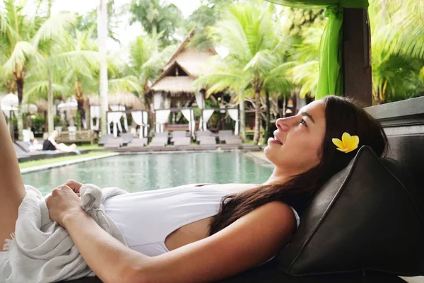 Seorang Wanita Cantik Resor Mewah Bersantai Lounge Oleh Kolam Renang — Stok Foto