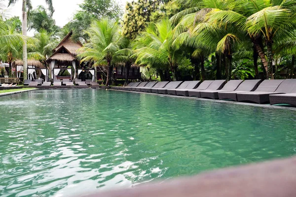 Hôtel Luxe Avec Piscine Chaises Longues Pour Détendre Entouré Verdure — Photo