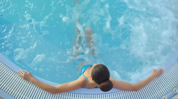 Schönes Junges Mädchen Frau Entspannt Einem Hydromassagebad Einem Blauen Badeanzug — Stockfoto