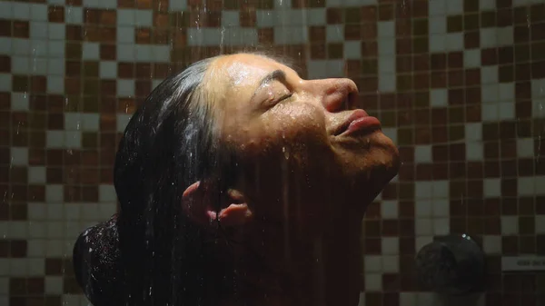 Piękna Młoda Dziewczyna Kobieta Myje Się Pod Prysznicem Zabiegu Spa — Zdjęcie stockowe