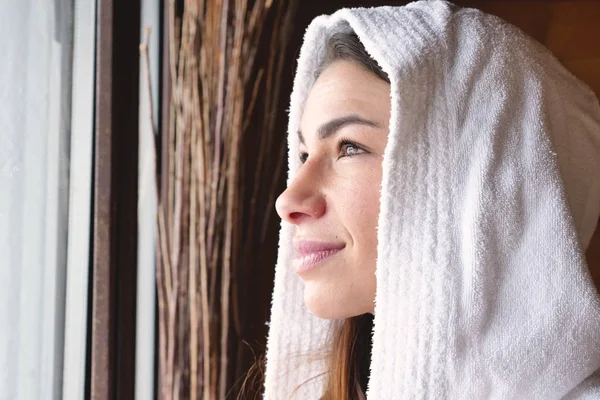 Красива Жінка Білому Халаті Вікні Дивиться Посмішкою — стокове фото
