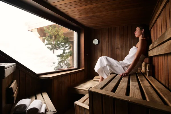 Belle Femme Assise Dans Sauna Bois Avec Grande Fenêtre — Photo