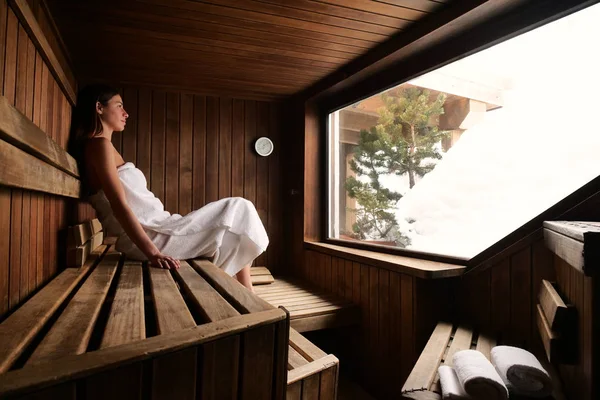Belle Femme Assise Dans Sauna Bois Avec Grande Fenêtre — Photo