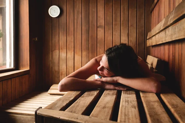 Wanita Dalam Handuk Putih Santai Dan Berbaring Sauna Kayu — Stok Foto
