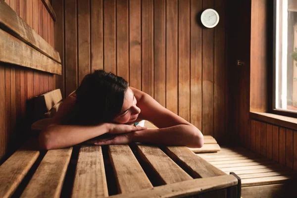 Femme Serviette Blanche Relaxant Couché Dans Sauna Bois — Photo