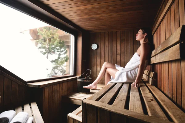 Belle Femme Assise Dans Sauna Bois Avec Grande Fenêtre — Photo