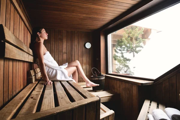 Belle Femme Assise Dans Sauna Bois Avec Grande Fenêtre — Photo