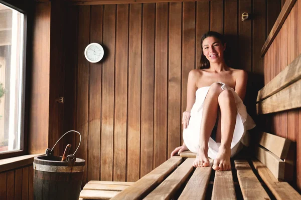 Hermosa Mujer Toalla Blanca Relajante Sauna Madera Cubo Madera —  Fotos de Stock