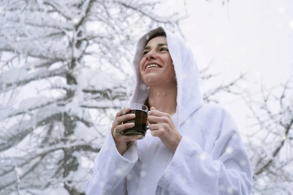 Vacker Kvinna Vit Badrock Dricker Varmt Bergen Medan Snön Faller — Stockfoto