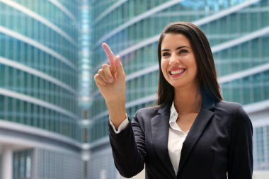 Holografik ve futuristik grafik ekonomik marketler ve bankalar performans arayan bir iş kadını. Kavramı: gelecek, holografi