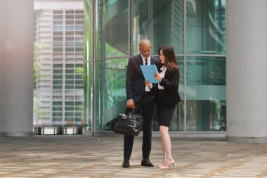 Bir iş adamı ve kadın farklı etnik ekonomi ekonomik marketler ve bankalar grafik arıyorsunuz hakkında konuşmak. Kavramı: başarı, finans ve takım ve işbirliği.