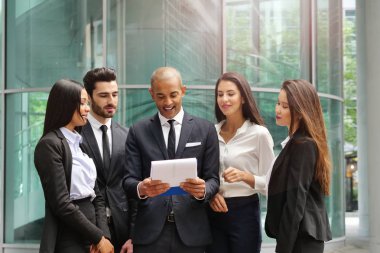 İş adamları takım elbise ve kravat, farklı etnik gruplardan finansal piyasalar ve dünya ekonomi performansı hakkında konuş. Kavramı: internationality ve kariyer, işbirliği