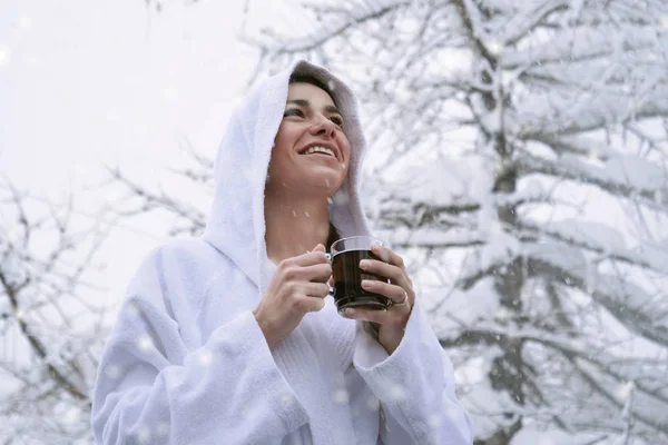 Krásná Žena Bílém Županu Pije Horký Čaj Horách Zatímco Sníh — Stock fotografie