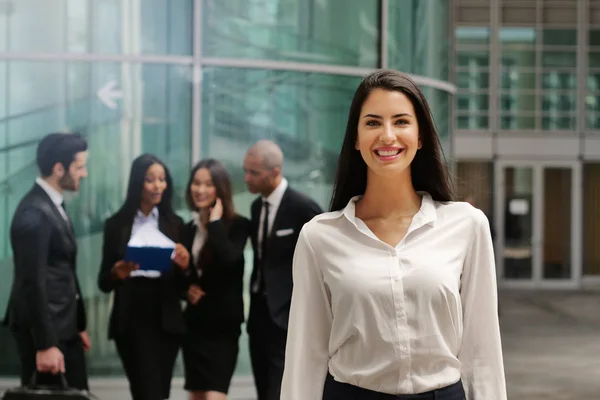 Retrato Una Mujer Negocios Traje Corbata Feliz Sonriente Mientras Mira — Foto de Stock