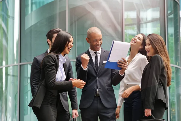 Grupo Empresários Diferentes Origens Étnicas Alegra Celebra Seu Sucesso Nos — Fotografia de Stock