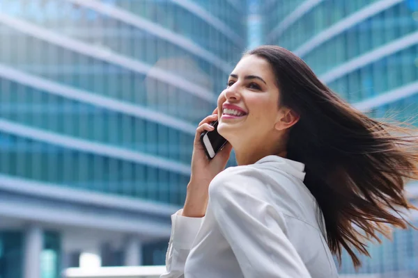 Una Hermosa Mujer Negocios Ella Feliz Sonriente Mientras Llama Por — Foto de Stock