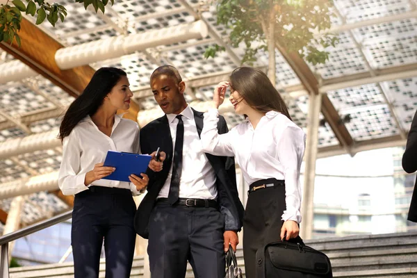 Momento Relax Una Gente Negocios Diferentes Grupos Étnicos Vestidos Con — Foto de Stock