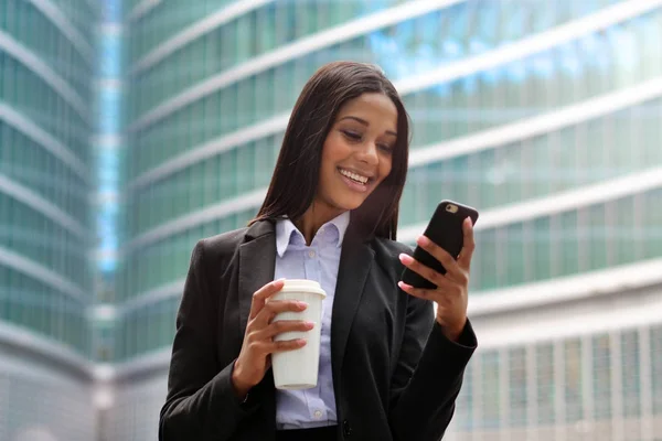 アフリカ系アメリカ人ビジネスの女性 彼女は幸せと笑顔 メッセージの送信中オフィスの外 携帯電話を使用して電子メールの作業です ネットワーク — ストック写真