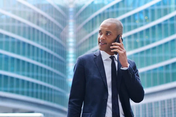 Uomo Affari Giacca Cravatta Felice Sorridente Mentre Chiama Usando Telefono — Foto Stock