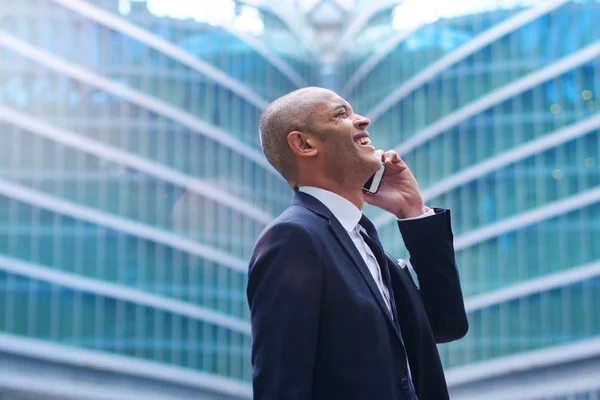 Homem Negócios Terno Gravata Está Feliz Sorrindo Ligar Usando Telefone — Fotografia de Stock