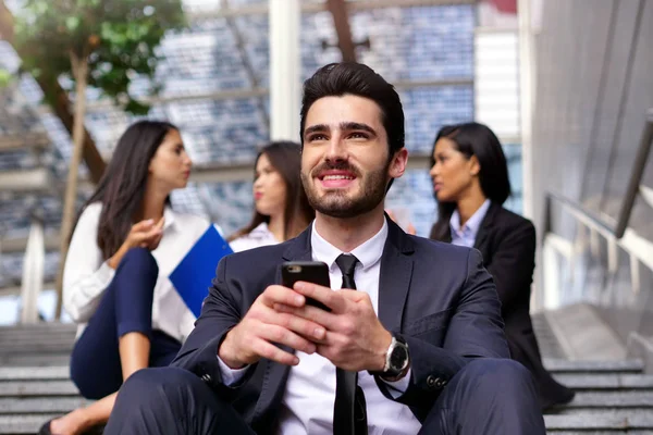 Uomo Affari Giacca Cravatta Felice Sorridente Durante Invio Messaggi Concetto — Foto Stock