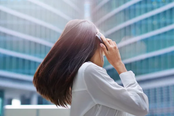 Vacker Affärskvinna Hon Glad Och Leende Samtidigt Ringer Telefonen Utanför — Stockfoto