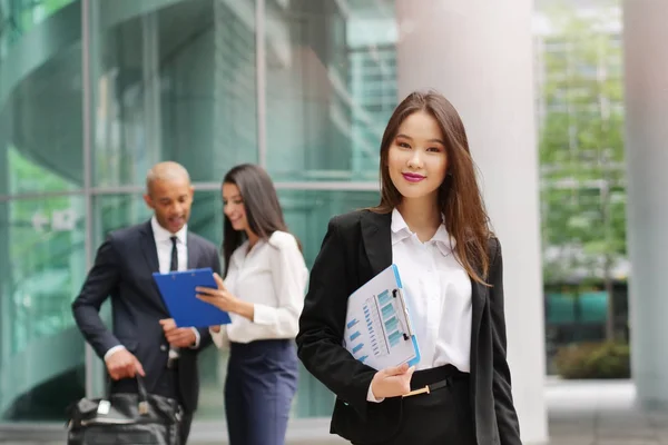 Retrato Una Mujer Negocios Asiática Traje Corbata Feliz Sonriente Mientras — Foto de Stock