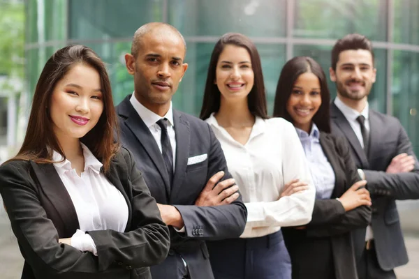 Retrato Empresarios Diferentes Etnias Vestidos Traje Sonríen Cruzan Los Brazos —  Fotos de Stock