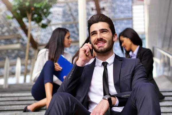 Uomo Affari Giacca Cravatta Felice Sorridente Mentre Chiama Usando Telefono — Foto Stock