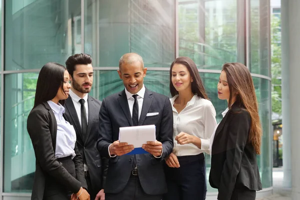 Les Gens Affaires Différents Groupes Ethniques Vêtus Costumes Cravates Parlent — Photo