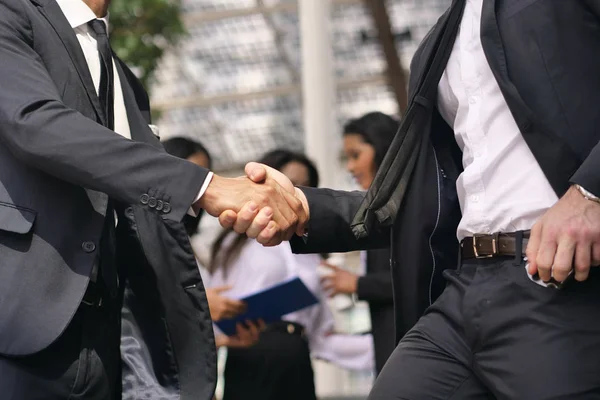 Mężczyzna Kobieta Biznesu Różnych Grup Etnicznych Uścisnąć Dłoń Wtedy Mówić — Zdjęcie stockowe