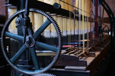 Mekanik sistem ile antika el dikiş makinesi. Bunu yıllar önce büyük kumaş dikmek için kullanılan