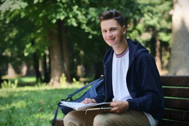 Elini, boşaltmak kitaplar, ve bilgisayar okul dışında tutan bir öğrenci portresi. Kavramı: eğitim, eğitim, üniversite ve üniversite ve mutluluk.