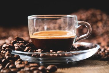 İtalyan kahve bir fincan kahvenin öğütülmüş olmak ile ahşap zemin üzerinde yukarıdan