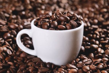 İtalyan kahve bir fincan kahvenin öğütülmüş olmak ile ahşap zemin üzerinde yukarıdan