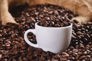 İtalyan kahve bir fincan kahvenin öğütülmüş olmak ile ahşap zemin üzerinde yukarıdan