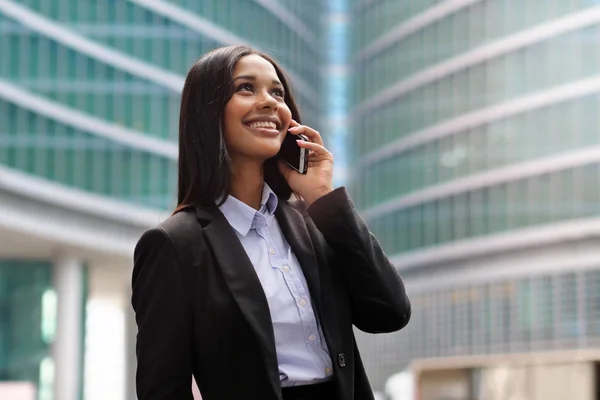 Afro American Affärskvinna Hon Glad Och Leende Samtidigt Ringer Telefonen — Stockfoto