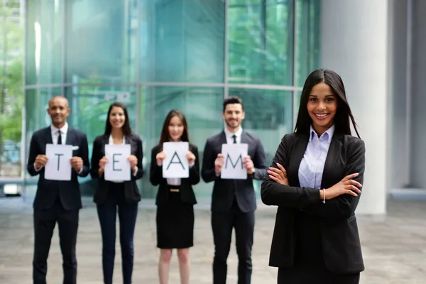 Grupp Affärsmannen Innehar Ett Pappersark Med Ett Brev Som Komponera — Stockfoto